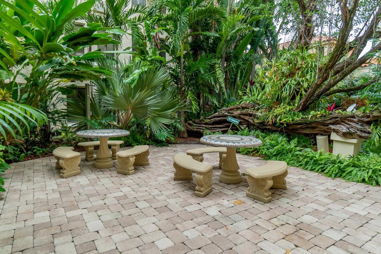 Palm Beach Island Condominiums Екстериор снимка